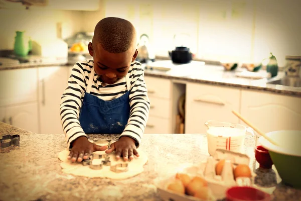 Вид Спереди Мальчика Смешанной Расы Кухне Рождество Пекущего Печенье Вырезающего — стоковое фото