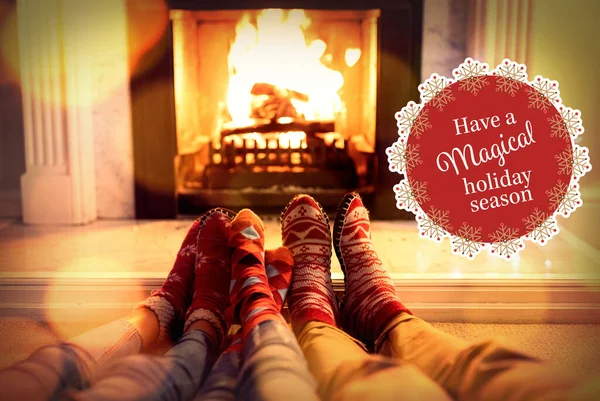 クリスマスの時間に家で家族に対する白と赤の挨拶カード — ストック写真