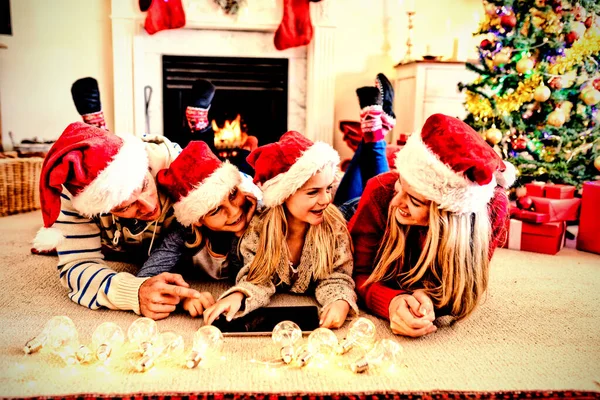 크리스마스 시간에 자신의 거실에서 자신의 아들과 바닥에 부부의 전면보기 모자를 — 스톡 사진