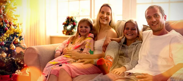 クリスマス時に自宅で家族に対する茶色のパケットの複合画像 — ストック写真