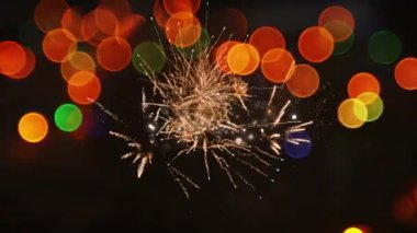 Diwali kelimesinin canlandırması parlak harflerle havai fişeklerle ve arka planda parlayan ışık noktalarıyla