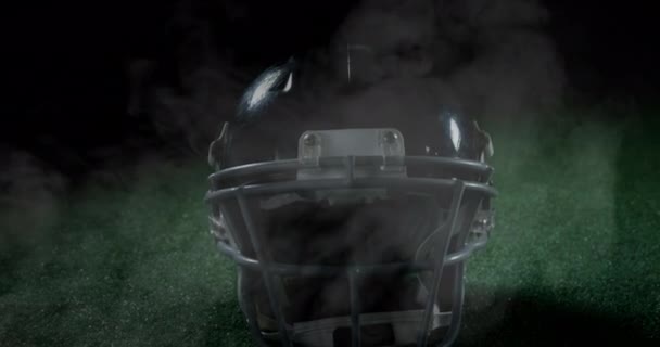 美国足球运动员头戴钢盔在烟雾弥漫的场地上的特写动画 — 图库视频影像