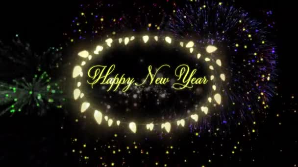 用黄色的字母把 新年快乐 这几个字动画化 一个椭圆形的镜框 灯罩上点缀着黑色背景的烟火 — 图库视频影像