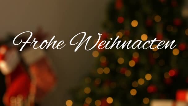 用白纸写的 Frohe Weihnachten 两字的动画化和背景为圣诞树的饼干盘 — 图库视频影像