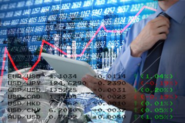 Bitcoin 'lere karşı tablet tutarken kravatın ayarlanmasının ortası