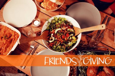 Şükran Günü yemeğine karşı evdeki masada 