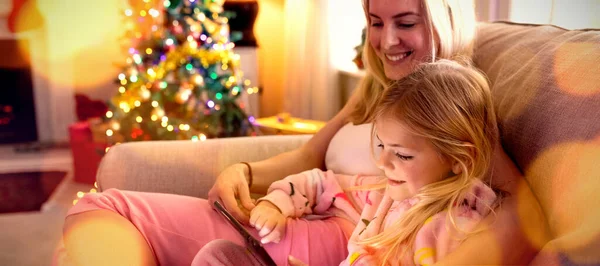 Összetett Kép Barna Parketta Ellen Lánya Segítségével Tabletta Otthon Karácsonykor — Stock Fotó