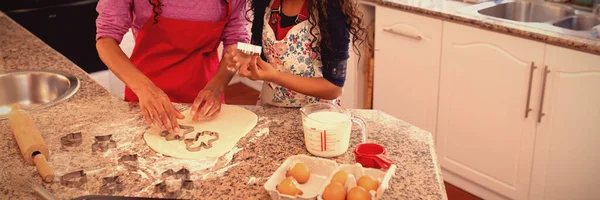 Вид Спереди Женщины Кухне Маленькой Дочкой Рождество Вырезание Кулинарных Рецептов — стоковое фото