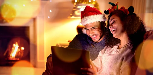 Imagen Compuesta Parquet Marrón Contra Pareja Casa Usando Portátil Navidad —  Fotos de Stock