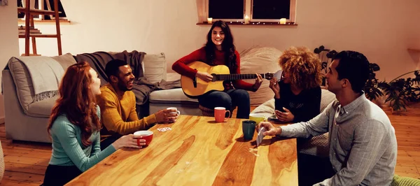 Vista Frontal Uma Jovem Caucasiana Tocando Guitarra Com Grupo Quatro — Fotografia de Stock