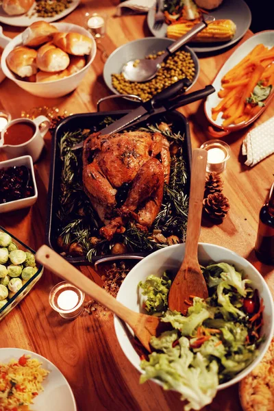 Bovenaanzicht Van Geroosterd Kalkoen Groenten Salade Broodjes Borden Kaarsen Thanksgiving — Stockfoto