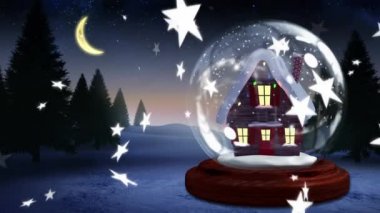 Kar kaplı bir kır evinin animasyonu. Üzerinde Noel ışıkları olan bir kar küresi. Geceleri kırsal bir yerde ay ışığı ve arka planda kayan yıldızlar.