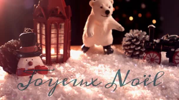 Анимация Слов Joyeux Noel Написанных Зеленым Цветом Фоне Рождественских Украшений — стоковое видео