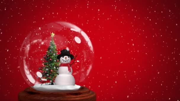 雪の世界で飾られたクリスマスツリーの横に立つ雪だるまのアニメーション 赤い背景に雪が降る — ストック動画