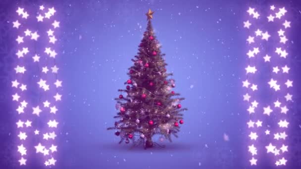 紫色の背景に回転するクリスマスツリーと輝く星型の妖精の光の文字列のアニメーション — ストック動画