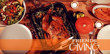 Şükran Günü yemeğine karşı evdeki masada 