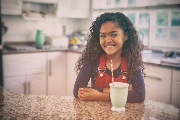 Retrato Una Joven Mestiza Sentada Una Cocina Navidad Sonriendo Cámara — Foto de Stock