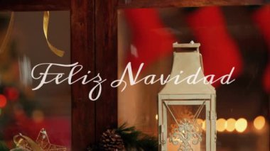 Feliz Navidad kelimelerinin canlandırması pencerenin üzerine süslemelerle yazıldı