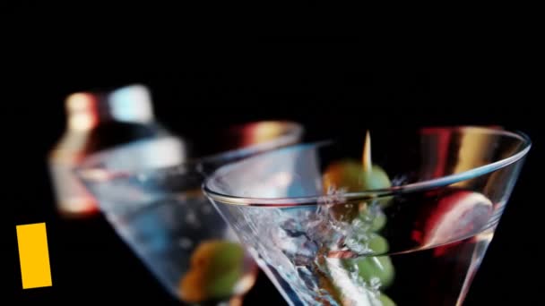在蓝色的横幅上用白色的字母和在背景中倒入鸡尾酒杯的橄榄来表示新年快乐 — 图库视频影像
