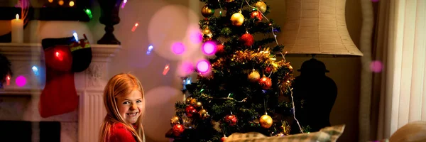 Vue Latérale Une Jeune Fille Caucasienne Décorant Sapin Noël Dans — Photo