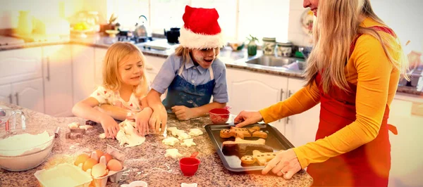 家庭でクリスマスクッキーを作る家族に対する茶色のパケットの複合画像 — ストック写真