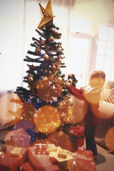 複合画像の茶色のパケットに対する女の子に家でクリスマス時間 — ストック写真