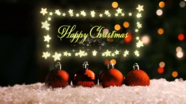 Sarı harflerle yazılmış mutlu noeller, parlayan yıldız şeklinde bir çerçeve içinde Noel ağacı ve kırmızı mücevherlerle süslü peri ışıkları.