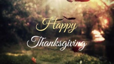 Mutlu Şükran Günleri sözlerinin animasyonu. Sonbaharda ormanda düşen yapraklarla birlikte sarı ve beyaz harflerle yazılmış.