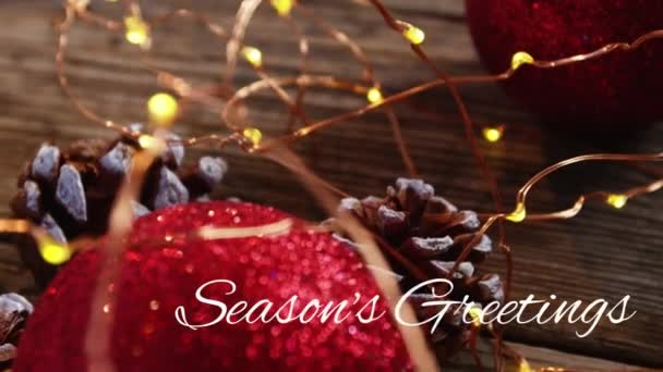 Animace Slov Sezóna Pozdrav Napsaný Bílými Písmeny Vánočními Ozdoby Borovými — Stock video