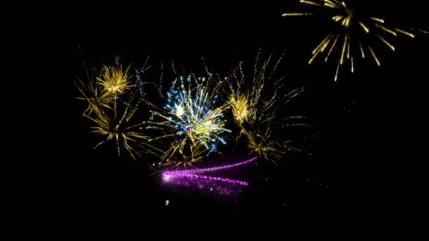 花火を背景に輝く紫のラインに描かれた2020番とクリスマスツリーのアニメーション — ストック動画