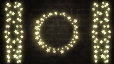 Bir Noel dekorasyonunun animasyonu, bir daire ve ışıldayan yıldız dizeleri ile tuğla duvar arka planında peri ışıkları.