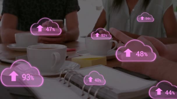 배경에 스마트폰을 사용하는 사람들 100으로 증가하는 화살표가 분홍색 구름의 애니메이션 — 비디오