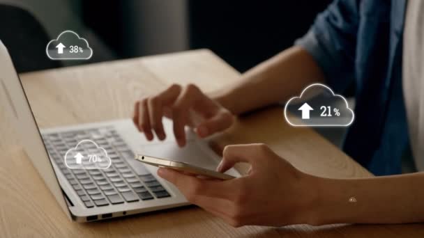 背景にスマートフォンやノートパソコンを使用して若者とゼロからポイントとパーセント増加青い雲のアニメーション — ストック動画