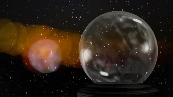 一个空雪球的动画 由分散焦点的金光和雪组成的移动的圆圈落在黑色的背景上 — 图库视频影像