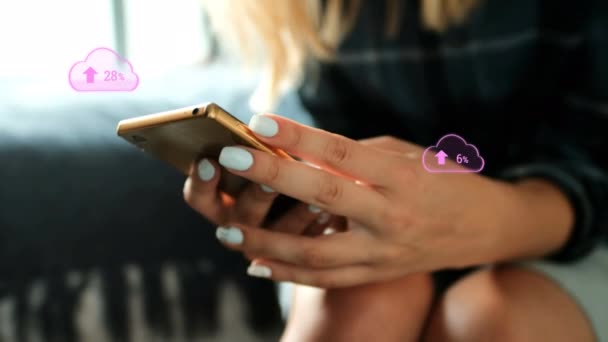 背景にスマートフォンを使用している若い女性とゼロから指摘し パーセント増加する矢印付きピンクの雲のアニメーション — ストック動画