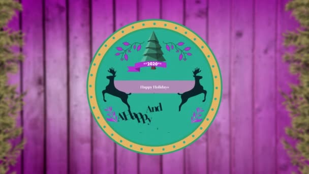 Happy Holidays という言葉のアニメーションと ピンク色のパネルの背景にトナカイ クリスマスツリー 紫色の葉で飾られた丸い緑のラベルに書かれたHappy New Year — ストック動画