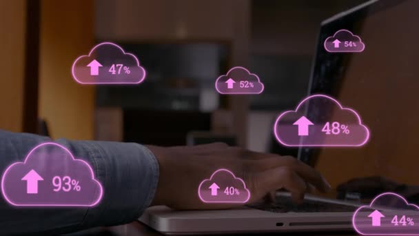 배경에 노트북 컴퓨터를 사용하는 남자와 100으로 증가하는 화살표가 분홍색 구름의 — 비디오