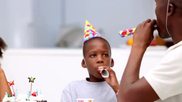 生日快乐 一词在黄白相间的信件中的动画化 背景是一对夫妇和他们年幼的女儿 儿子在生日派对上使用吹风机 — 图库视频影像