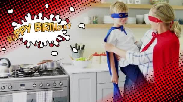 用黄色字母在白色和红色的爆炸中动画化的 生日快乐 这个词 男孩和他的母亲都穿着超级英雄的衣服 — 图库视频影像