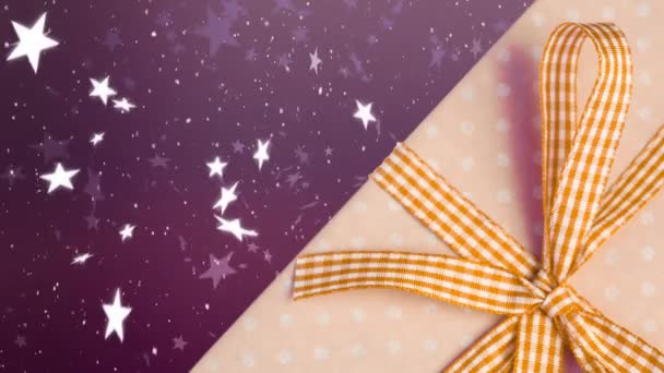Animation von fallendem Schnee und gelbem Weihnachtsgeschenk auf violettem Hintergrund