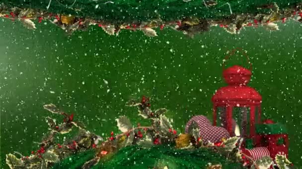 雪のアニメーション 雪の結晶と緑の背景にホリー ベリーやランタンのクリスマスの装飾 — ストック動画