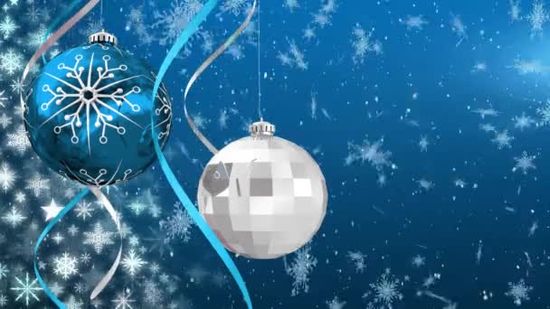 Animación Nevadas Decoraciones Navideñas Con Bolas Blancas Azules Sobre Fondo — Vídeos de Stock