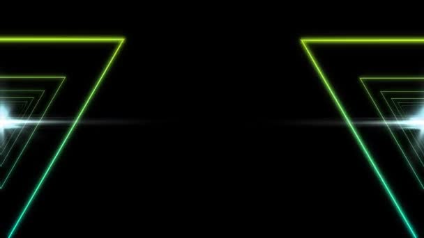 緑の三角形のちらつきのアニメーションは 黒の背景に繰り返しカメラに移動アウトライン — ストック動画