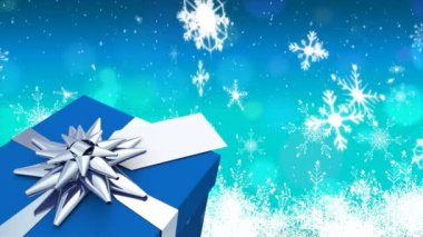 Kar yağışının animasyonu ve mavi arkaplanda mavi Noel hediyesi