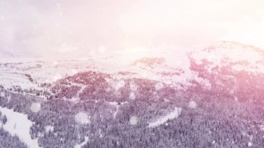 Dağların animasyonu, kırsala düşen beyaz ışık ve kar noktaları