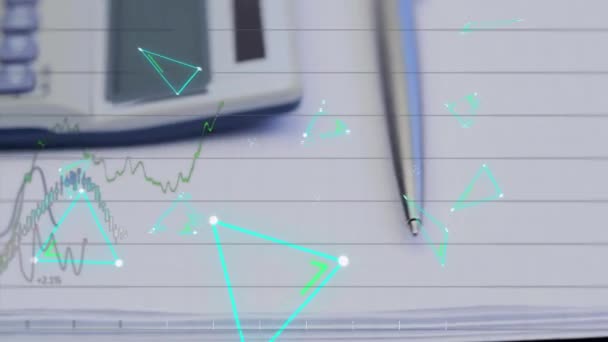 Animación Triángulos Formas Flotando Con Estadísticas Gráficos Sobre Una Calculadora — Vídeos de Stock