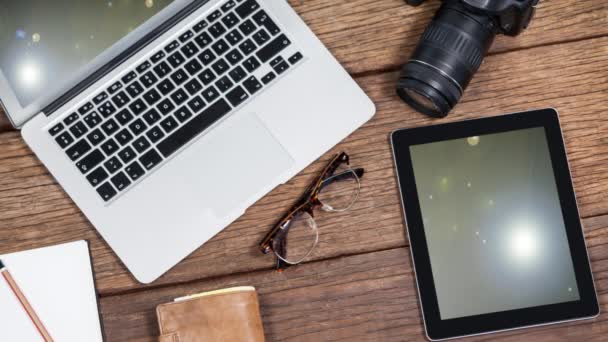 Animatie van een laptop en een digitale tablet met zwart scherm — Stockvideo