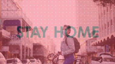 Yüz maskesi takan, sokakta yürüyen Asyalı bir kadın için sosyal uzaklık mesajı animasyonu. Halk sağlığı salgını Coronavirüs Covid 19 sosyal uzaklık ve karantina kilidinde yalnızlık