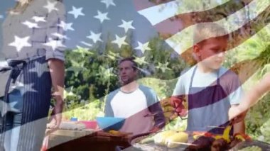 Beyaz bir ailenin bahçede barbekü yaptığı Amerikan bayrağının animajı. Amerika Birleşik Devletleri bayrağı ve tatil konsepti dijital kompozisyon