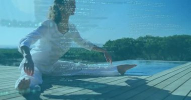 Beyaz kadının esneme hareketleri üzerine veri işleme animasyonu. Halk sağlığı salgını Coronavirüs Covid 19 sosyal uzaklık ve karantina tecrit konsepti dijital kompozit